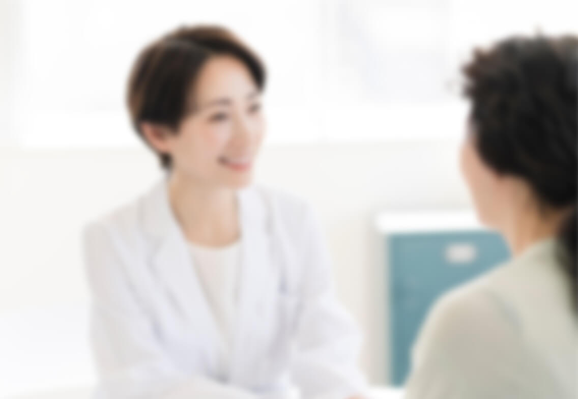 患者の診察を行う女性医師のイメージ