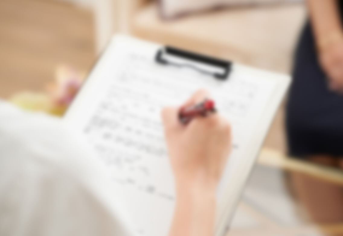 患者の問診を行う女性看護師のイメージ